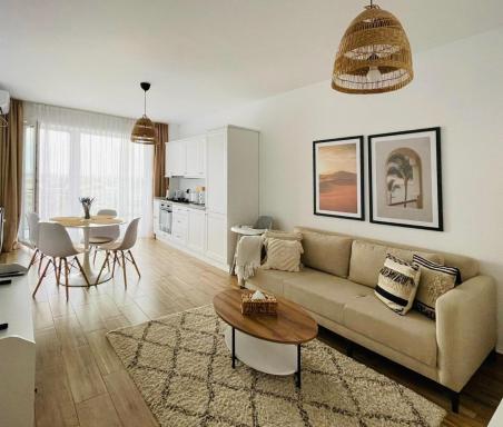 The Palm 1 Apartment - family friendly, free parking, central, self check-in - Housity
