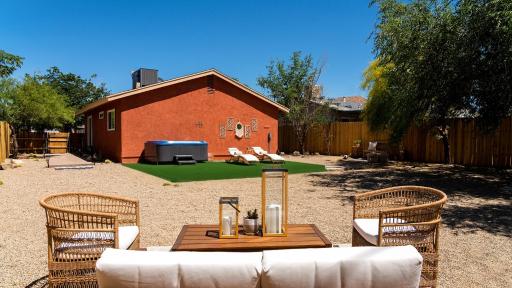 Red Rock - Desert feel - Game Room - Housity