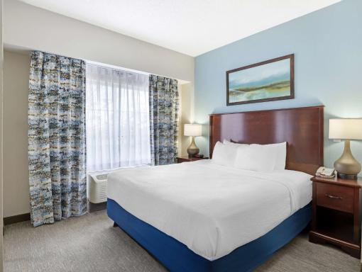Best Western Plus Crossroads Inn & Suites - Housity