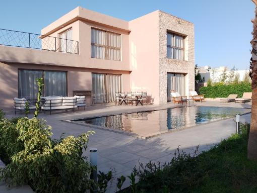 Villa Moderne avec Piscine Privée et Jardin - Housity