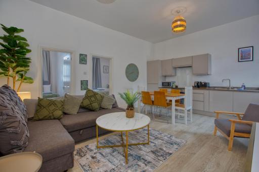 Temple Meads Station - Stylish 5 beds - Free Parking By Hinkley Homes Short Lets & Serviced Accommodation - Housity