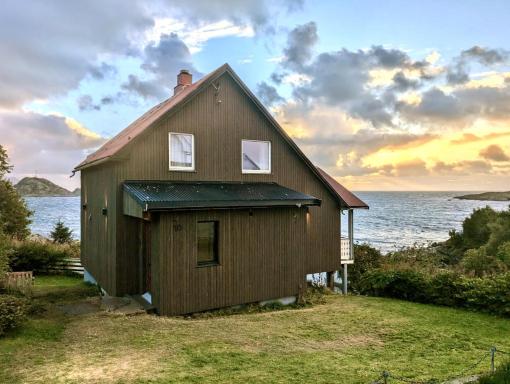 House by the sea Reine, Lofoten - Housity