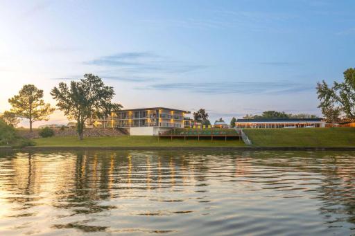 Super 8 by Wyndham Riverside AL - Housity