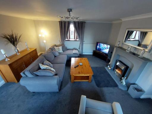 The Farm House Modern spacious 2 bedroom home at Tong road Leeds perfect for contractors free secure parking - Housity