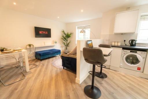 Pristine Purfleet Newly Renovated 2Bed, 2Bath - Housity