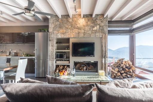 Deluxe Villa by White Hills Outdoor Hot Tub - Housity