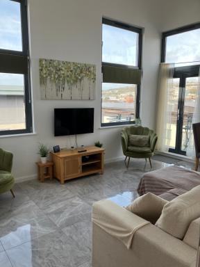 SWANSEA MARINA & ARENA VIEW Mins to Beach & City - Housity