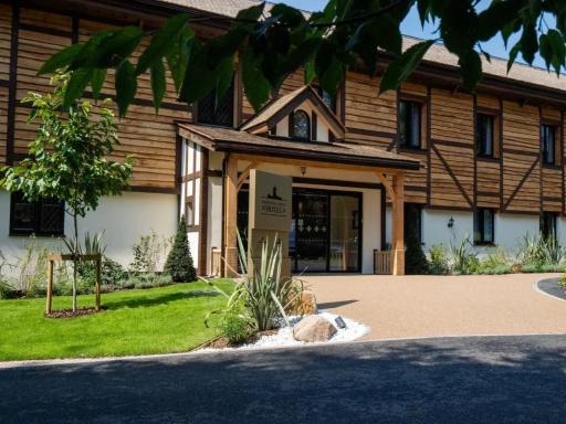 Warwick Castle Hotel & Knight's Village - Housity