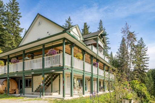 2mins to Town, AC & Sauna, Self Check-in, Full Kitchen, Free Laundry & Parking, Family Pet Friendly, Comfortably Sleeps Up To 10 - Housity