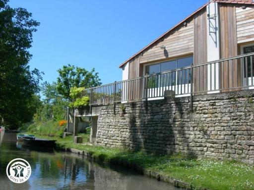 Gîte charmant au bord de l'eau avec canoës, terrasse et jardin à Damvix, au cœur du Marais Poitevin. - FR-1-426-354 - Housity