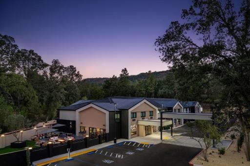 The Inelle, Oakhurst Yosemite, a Tribute Portfolio Hotel - Housity