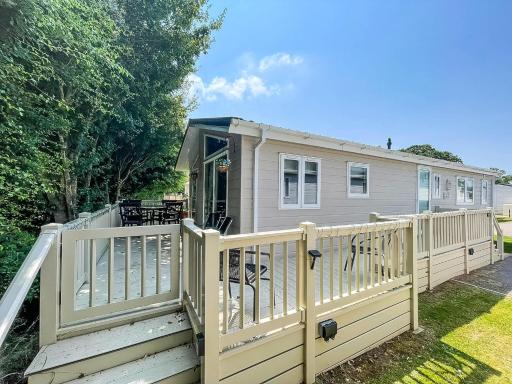 Stunning Lodge With Decking At Oaklands Holiday Park In Essex Ref 39017Rw - Housity