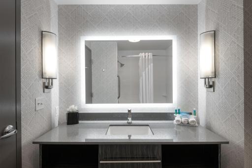 Holiday Inn Express & Suites - Charlotte Airport, an IHG Hotel - Housity