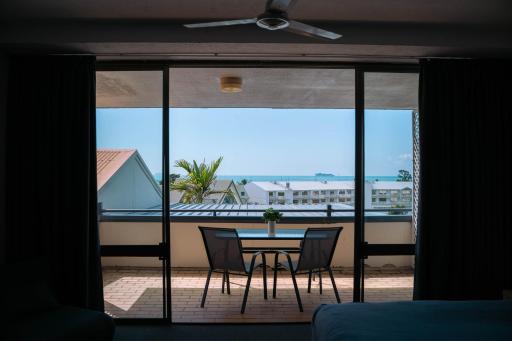 Studio Apartment, Centre Of Airlie With Sea Views - Housity