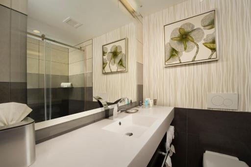 Skybridge Seattle Airport Hotel - Housity