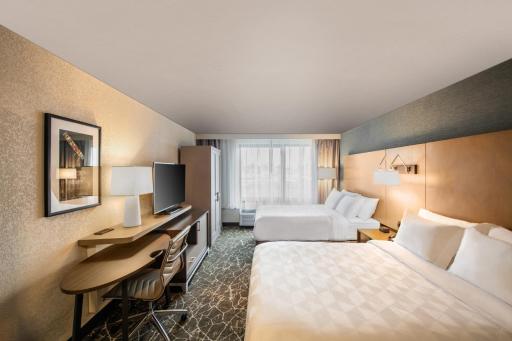Holiday Inn Newark International Airport - Housity