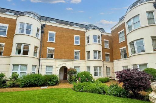 Osborne House - one bedroom ground floor apartment with parking - Housity