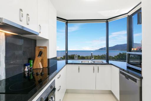 Cairns Luxury Waterview Apartment - Housity