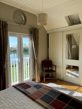 Kinsale Lodge · Cotswolds Lakeside - Spring Lake - Housity