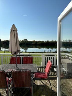 Kinsale Lodge · Cotswolds Lakeside - Spring Lake - Housity