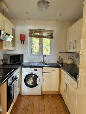 Kinsale Lodge · Cotswolds Lakeside - Spring Lake - Housity