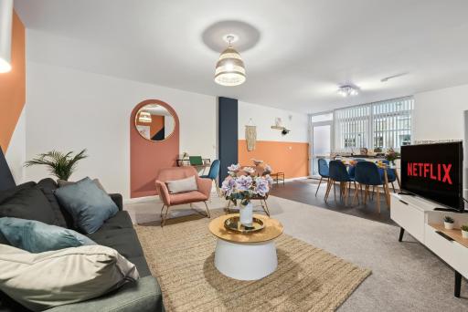 Corinium Lodge - town centre apartment - Housity