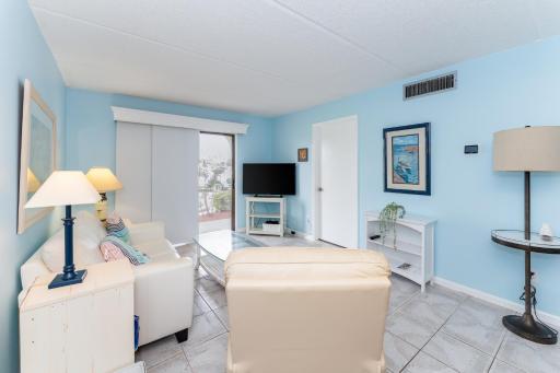 Cozy 2BR Condo Steps from the Beach - Housity
