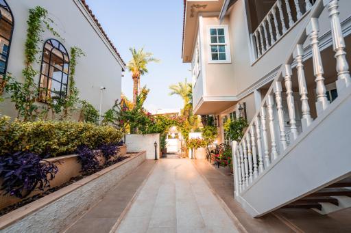 Elegance East Hotel - Housity