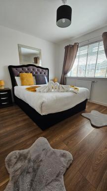 Silverburn new house with free parking and nice garden - Housity