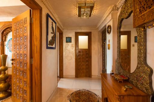 Hidden Gem Antique Apt with Stunning City Views - Housity