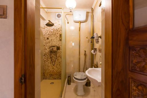 Hidden Gem Antique Apt with Stunning City Views - Housity
