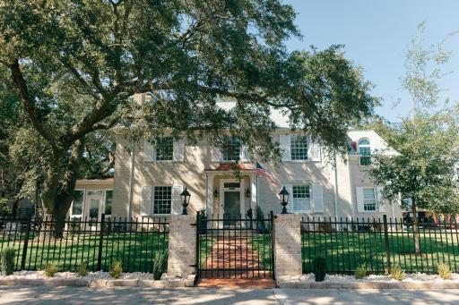 The Carriage House Inn Bed and Breakfast - Housity