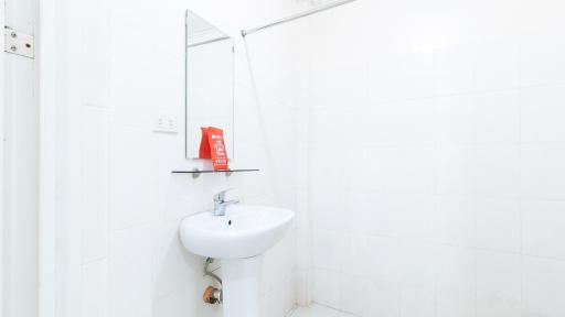 RedDoorz near Bambang Station - Housity