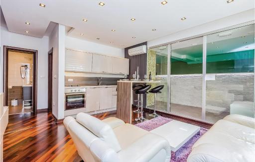 Beautiful Apartment In Crikvenica - Housity