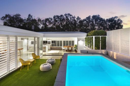 The Luxury White House - Housity