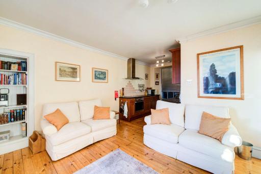 GuestReady - Historic Edinburgh Old Town Apartment - Housity