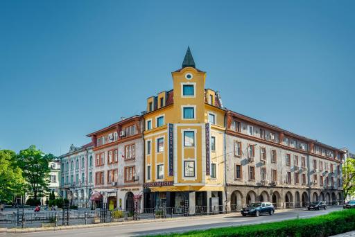 Aurora Hills Hotel - Housity