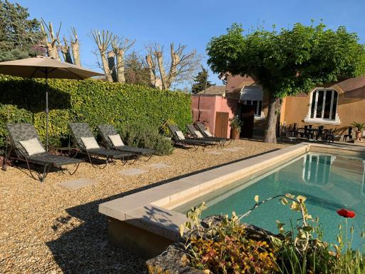 Maison 1930 avec piscine, proche Alpilles, Avignon. 4 chambres, clim, pétanque, équipements familiaux. - FR-1-599-15 - Housity