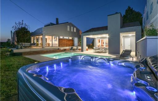 Gorgeous Home In Gornji Kneginec - Housity