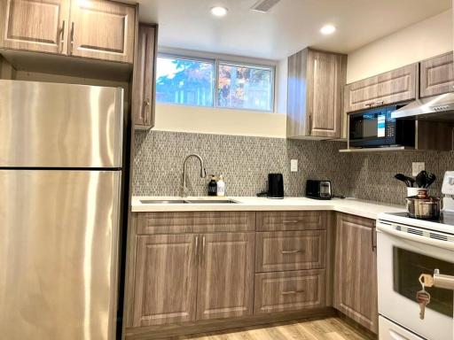 Entire Back Basement Apartment in Toronto - Housity