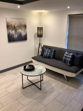 Modern 2 Bed Apartment in Bicester Town Centre - Housity