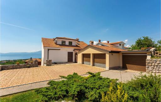 2 Bedroom Stunning Apartment In Rijeka - Housity