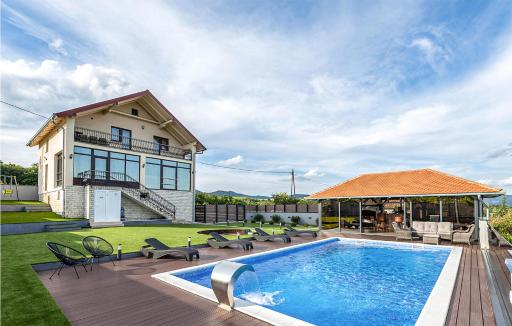 Beautiful Home In Velika - Housity