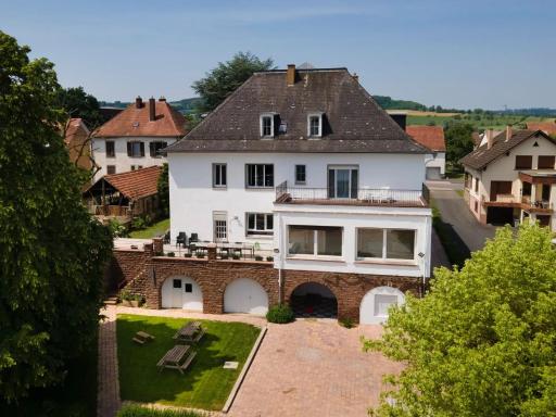Spacieuse villa avec piscine à Diemeringen, 1000 m² - 50 personnes - Housity