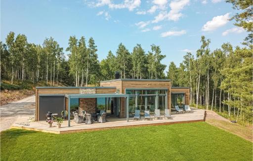 Lovely Home In Bolmsö With Sauna - Housity