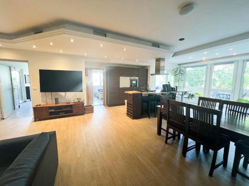 Große & voll ausgestattete Apartments, Studios, Doppelzimmer, Workspace, Parkplatz, Netflix, Prime & schnelles Wifi in ruhiger Lage mit Garten - Housity