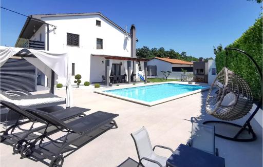 Three-Bedroom Apartment In Svetvincenat - Housity