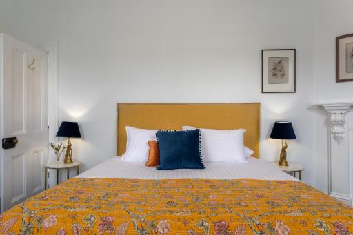 Two Worlds Townhouse - Housity
