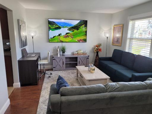Nice house with private parking, king bed fenced yard - Housity