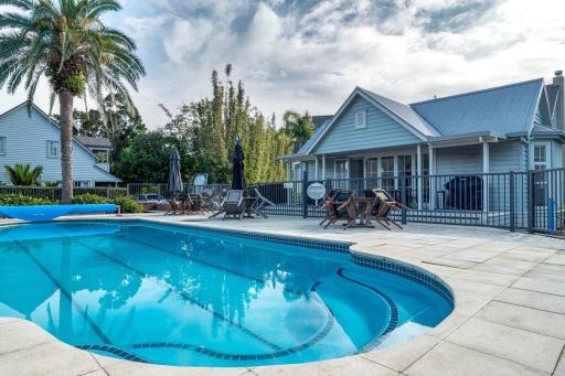 Beach Cottage Russell - Pool, Spa, Location - Housity
